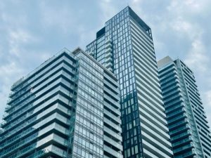 留学生买房常见的多伦多市区高层公寓楼群