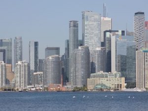 多伦多市中心公寓天际线——2026年加拿大移民留学政策对多伦多房价的影响