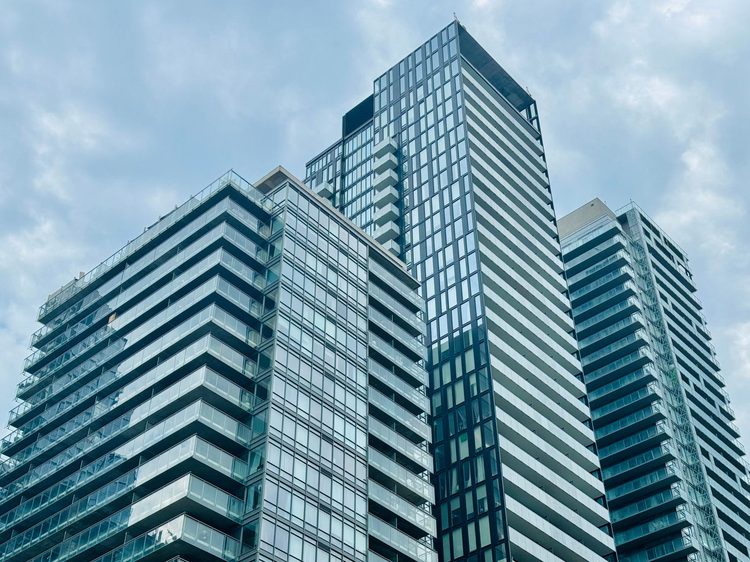 多伦多市中心公寓 Condo 大楼，大多伦多买房80万预算