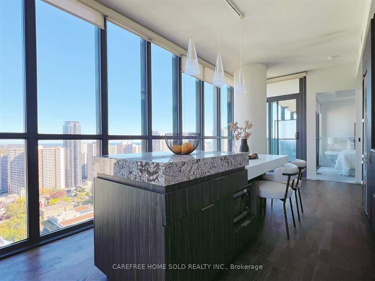 多倫多市中心 Condo 101 Charles St E 2910 開放式中島廚房與落地玻璃窗