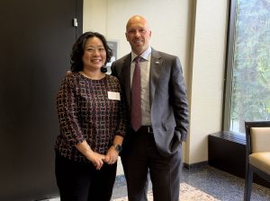 多伦多地产经纪Pris Han与市长候选人Brad Bradford合影